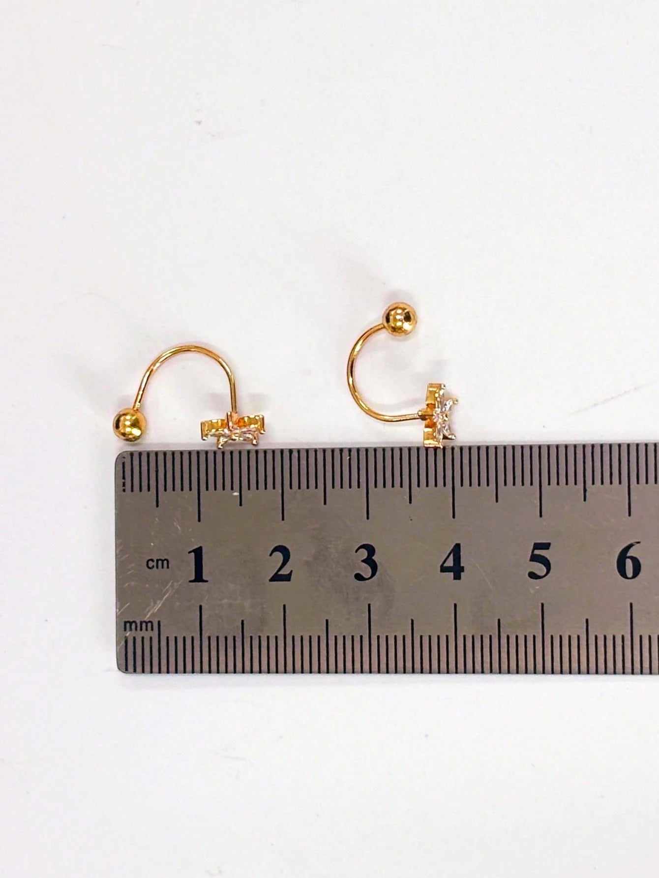 SHEIN 2pcs Cubic Zirconia Flower C-Shaped Ear Stud Screw Bone Earrings For Women, Suitable For Daily Life And Date, As Gift Valentines,Mom,Mother,Mother's Day,Gift