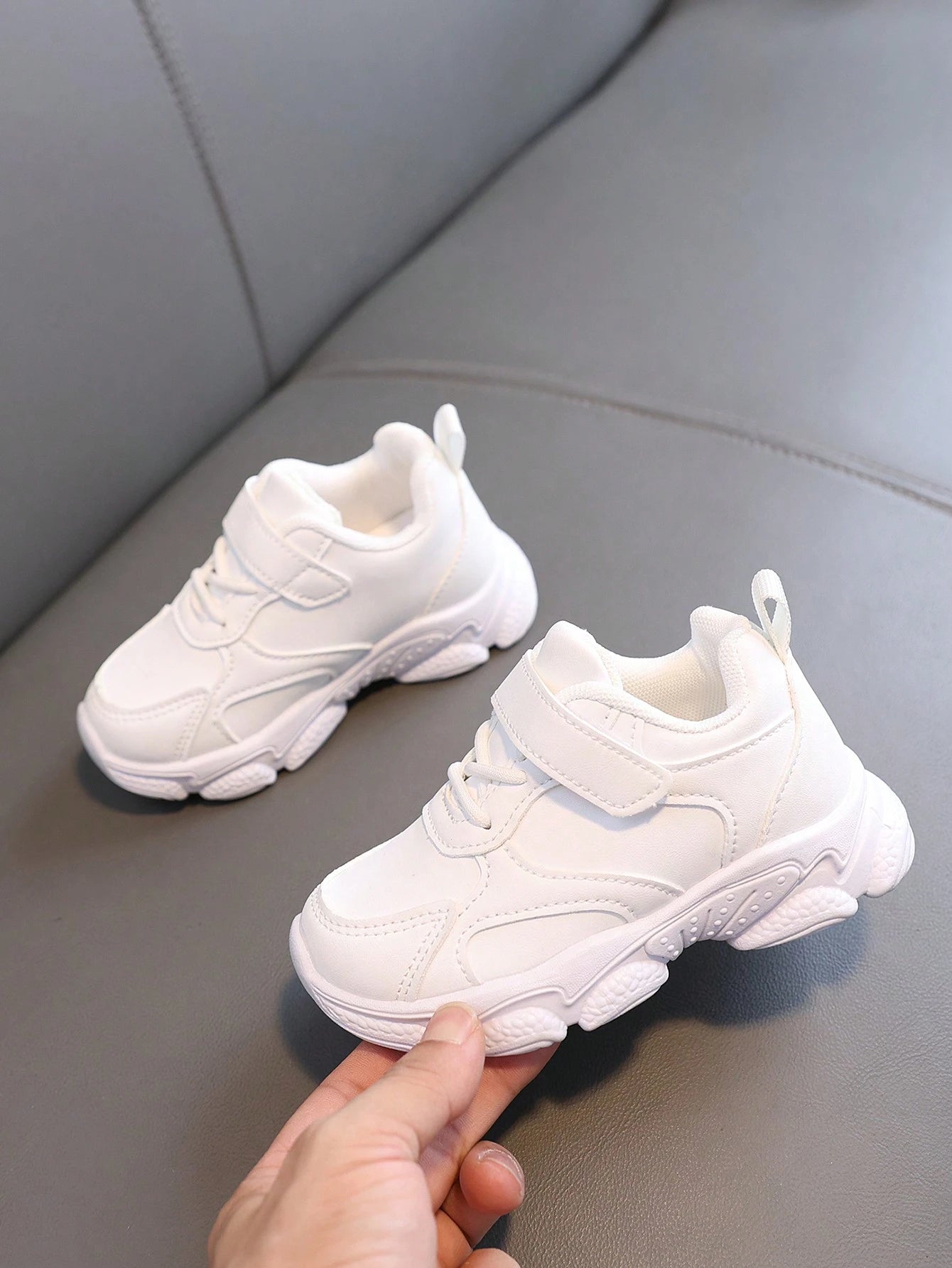 SHEIN Kids' White Sneakers, Girls' White Sports Shoes, Boys' Leather-Finish Waterproof Casual Sports Shoes, Non-Slip & Comfortable Outdoor Activities Leisure Shoes