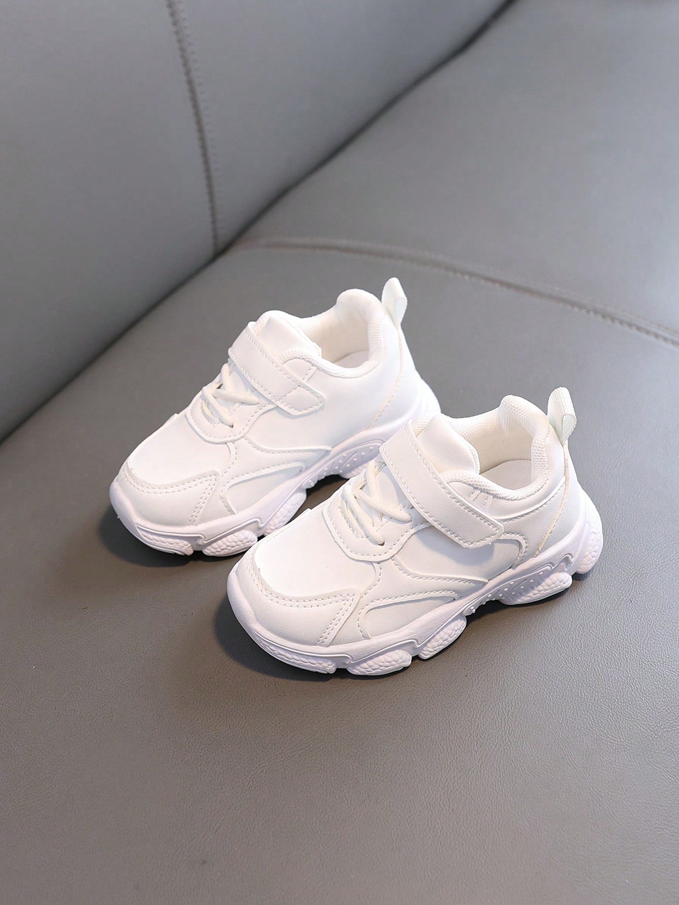 SHEIN Kids' White Sneakers, Girls' White Sports Shoes, Boys' Leather-Finish Waterproof Casual Sports Shoes, Non-Slip & Comfortable Outdoor Activities Leisure Shoes