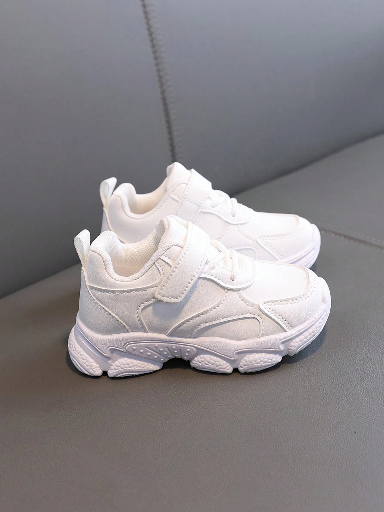 SHEIN Kids' White Sneakers, Girls' White Sports Shoes, Boys' Leather-Finish Waterproof Casual Sports Shoes, Non-Slip & Comfortable Outdoor Activities Leisure Shoes