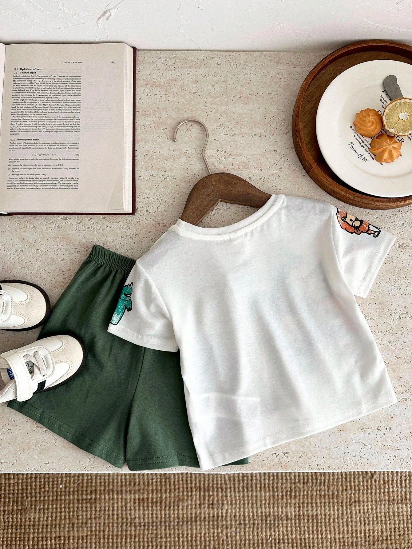 SHEIN 2pcs Baby Boys Casual Cute Animal Crayon Print Loose Fit Round Neck Knitted Top T-Shirt & Knitted Shorts 2 Pieces Set, Suitable For Spring/Summer Wear, Indoor And Outdoor