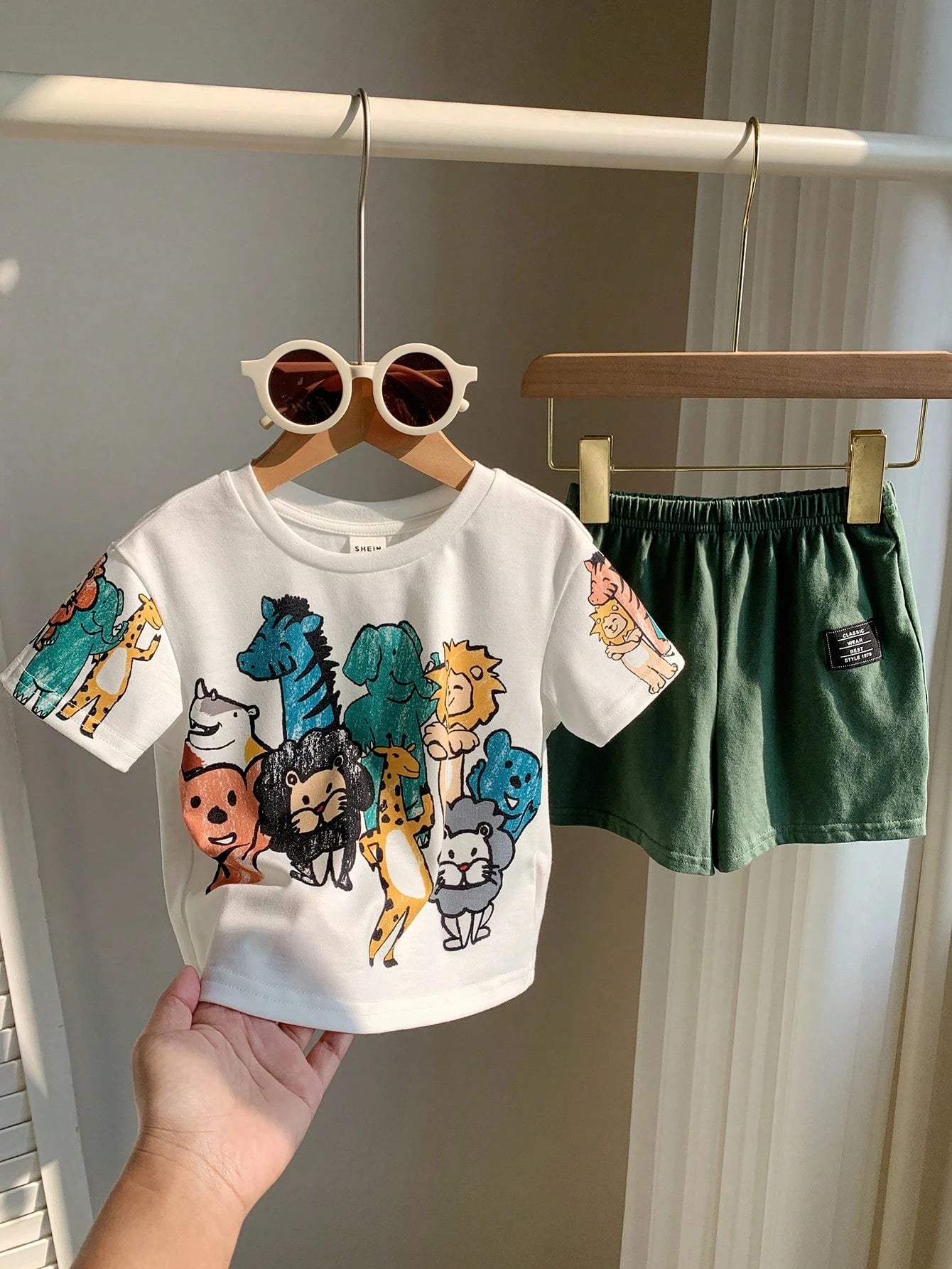 SHEIN 2pcs Baby Boys Casual Cute Animal Crayon Print Loose Fit Round Neck Knitted Top T-Shirt & Knitted Shorts 2 Pieces Set, Suitable For Spring/Summer Wear, Indoor And Outdoor
