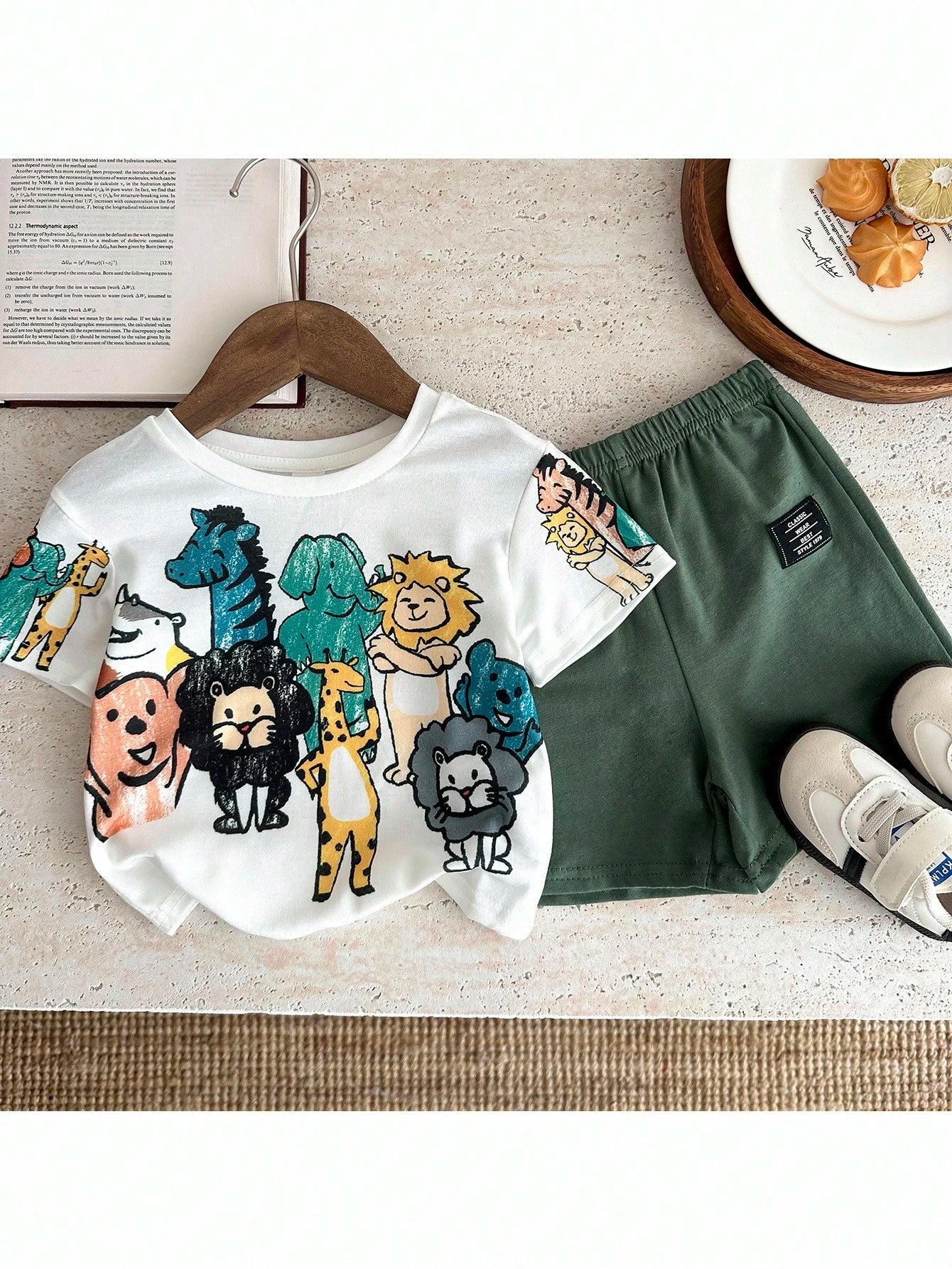 SHEIN 2pcs Baby Boys Casual Cute Animal Crayon Print Loose Fit Round Neck Knitted Top T-Shirt & Knitted Shorts 2 Pieces Set, Suitable For Spring/Summer Wear, Indoor And Outdoor