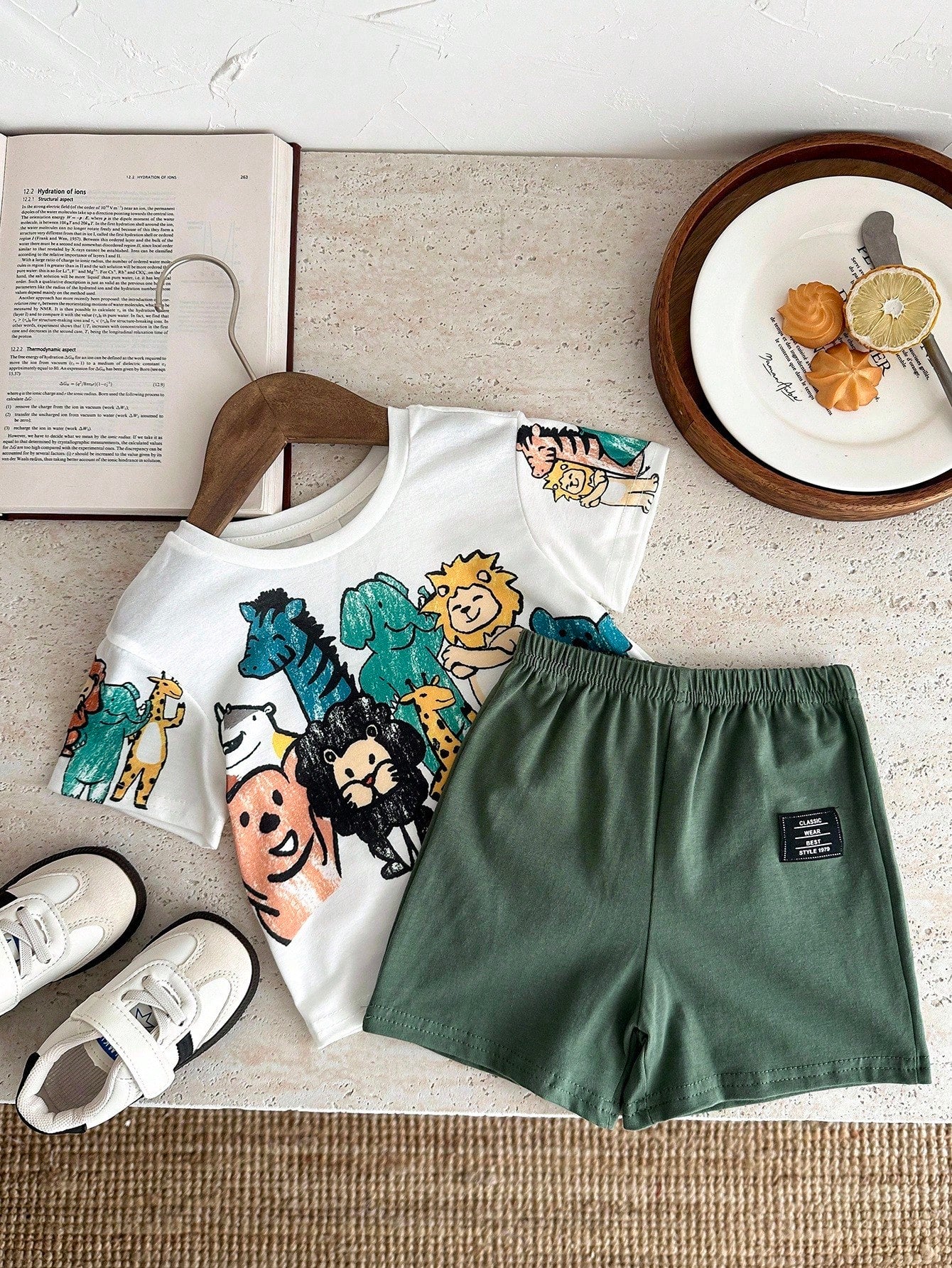 SHEIN 2pcs Baby Boys Casual Cute Animal Crayon Print Loose Fit Round Neck Knitted Top T-Shirt & Knitted Shorts 2 Pieces Set, Suitable For Spring/Summer Wear, Indoor And Outdoor