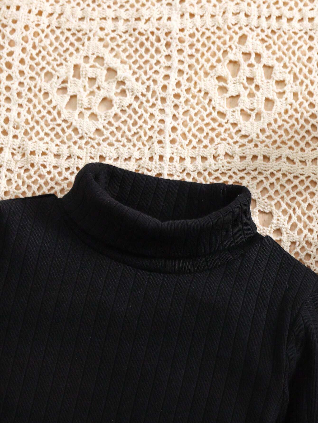 SHEIN 2pcs Baby Girl Knit Black Long Sleeve Shirt And Plaid Elastic Waist Shorts Set