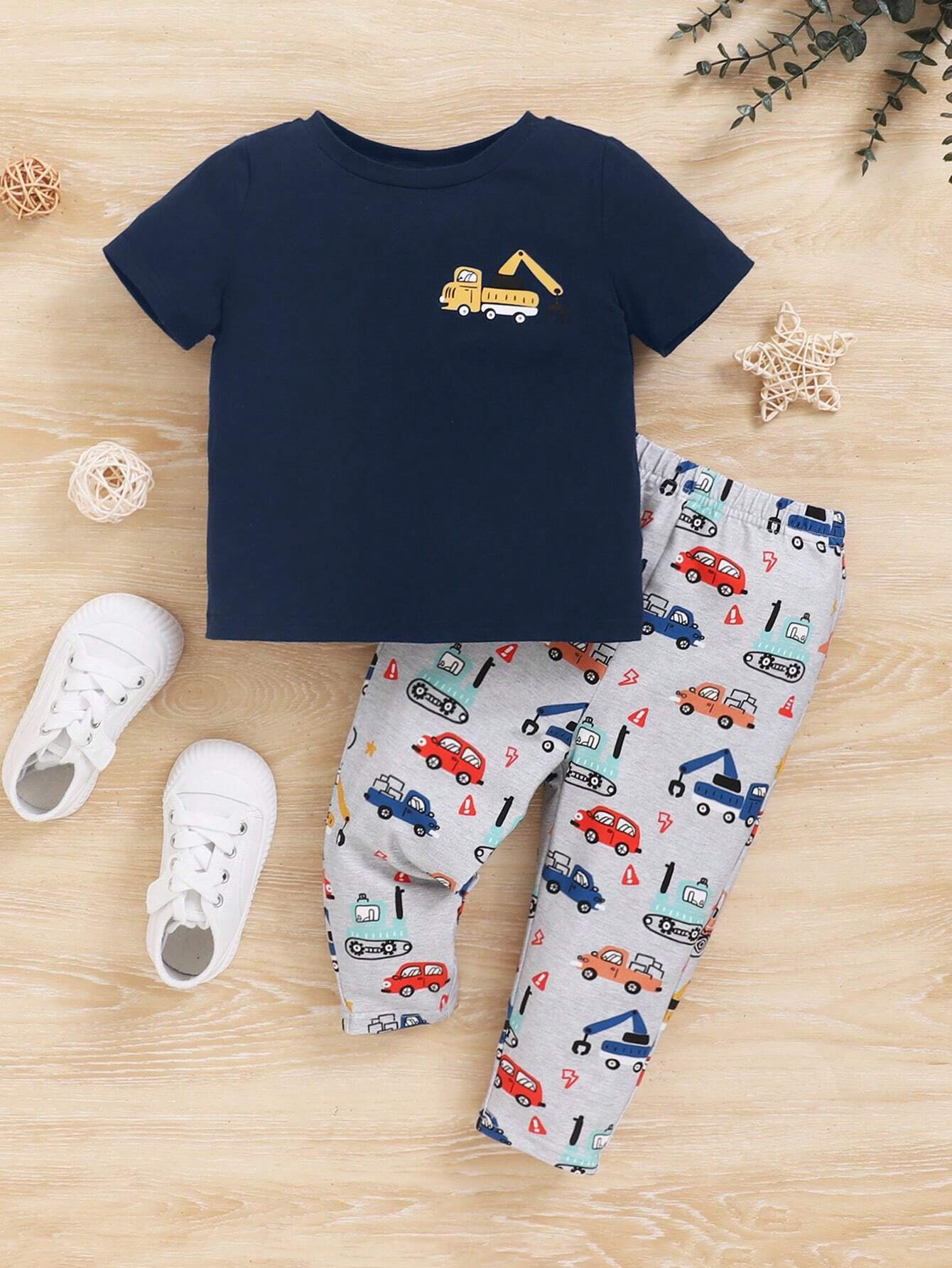 SHEIN Baby Boys' Fun Car Print Short Sleeve Round Neck Top And Long Pants Two-Piece Outfits
