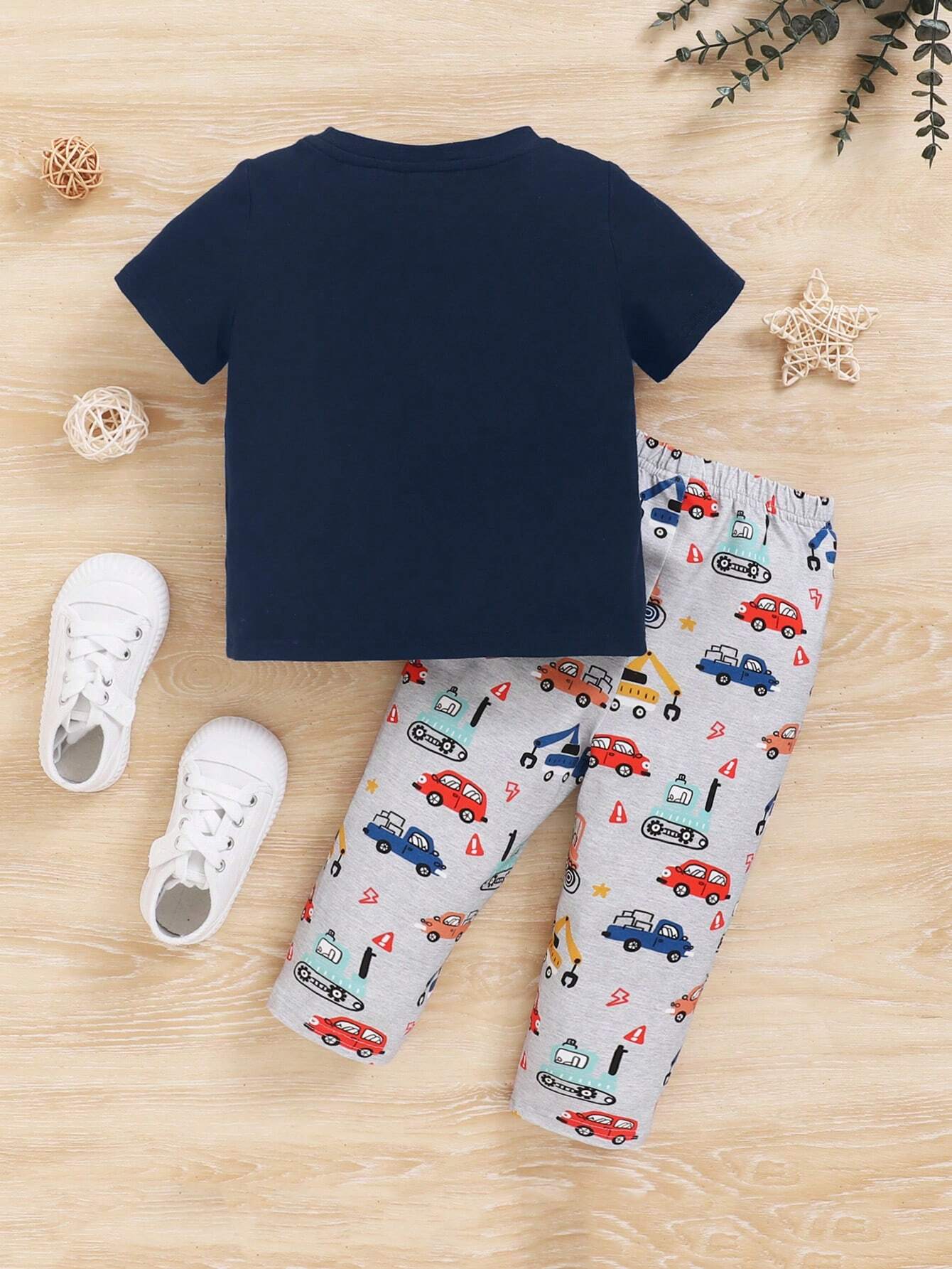 SHEIN Baby Boys' Fun Car Print Short Sleeve Round Neck Top And Long Pants Two-Piece Outfits
