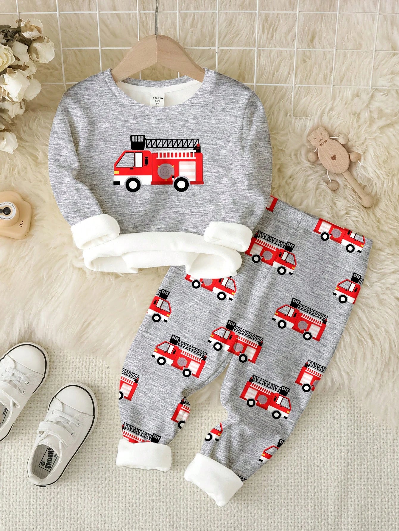 SHEIN Fire Truck Print Baby Boy Casual Snug Fit Round Neck Long Sleeve Top And Pants Loungewear Set, Suitable For Autumn/Winter