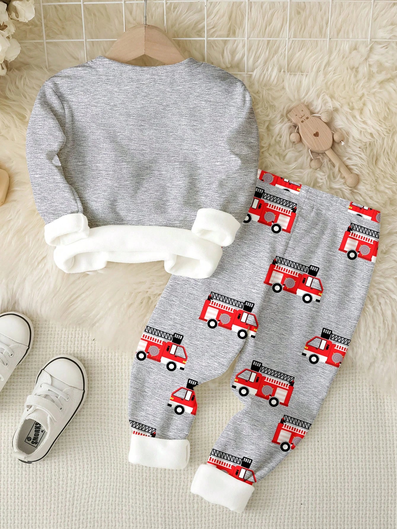 SHEIN Fire Truck Print Baby Boy Casual Snug Fit Round Neck Long Sleeve Top And Pants Loungewear Set, Suitable For Autumn/Winter