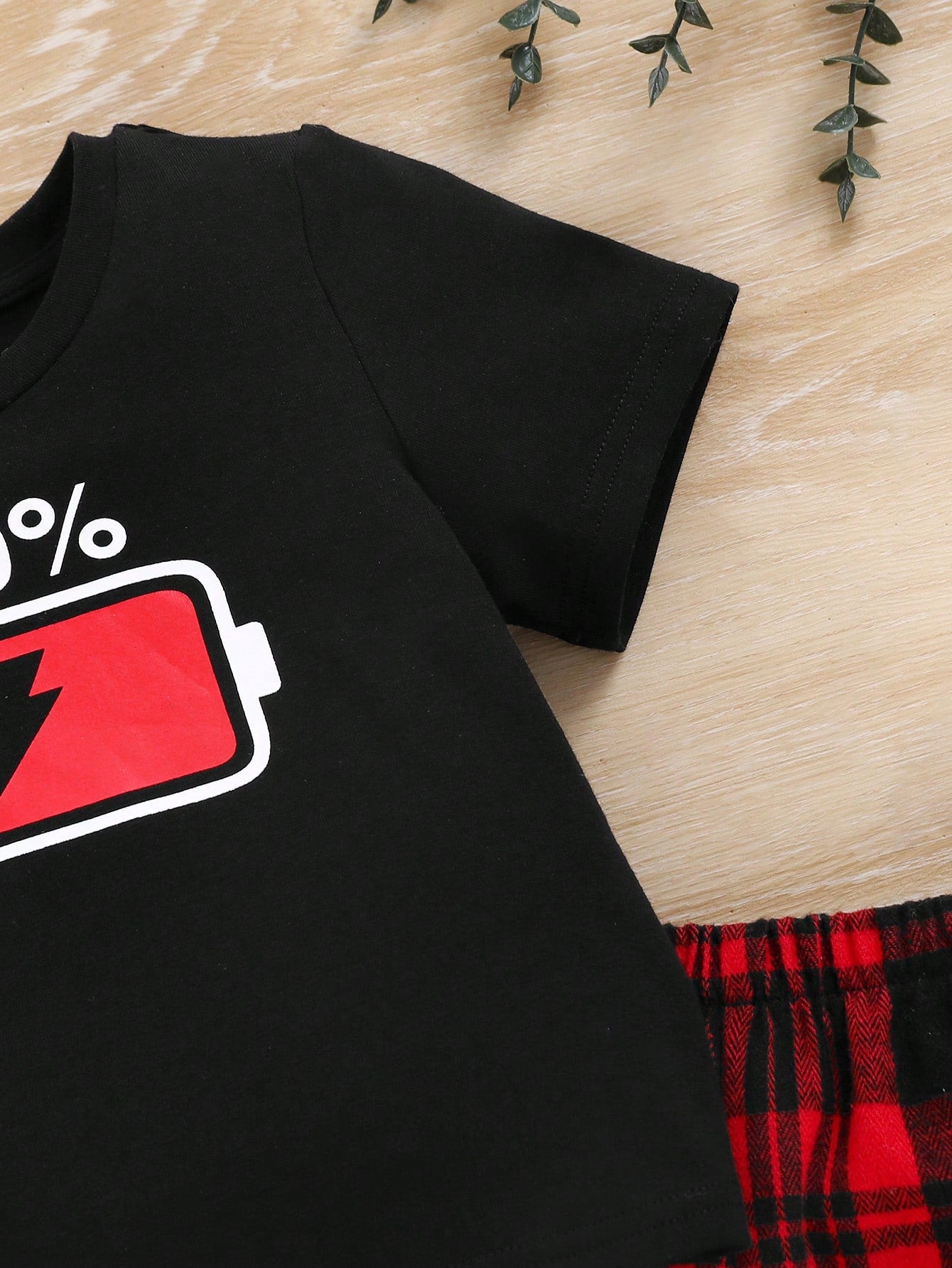 SHEIN Unisex Baby Fun Battery Pattern T-Shirt Top And Plaid Shorts Pajama Set, 2pcs