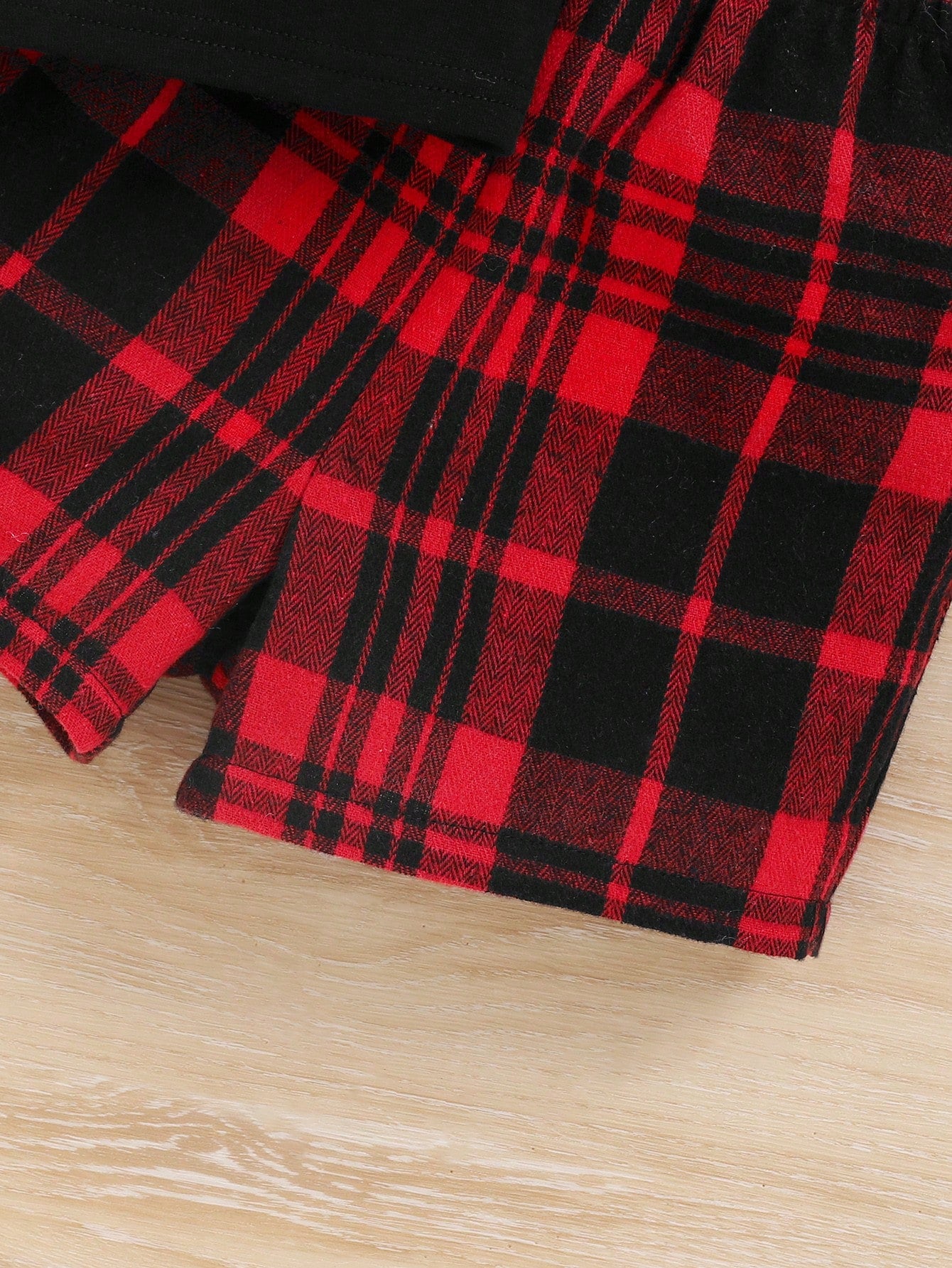 SHEIN Unisex Baby Fun Battery Pattern T-Shirt Top And Plaid Shorts Pajama Set, 2pcs