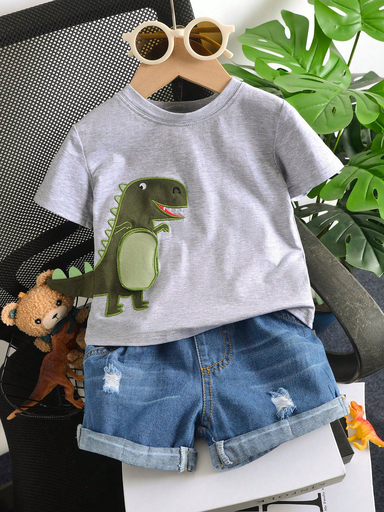 SHEIN Toddler Boys Crew Neck T-Shirt And Denim Set, Adorable Style With Embroidery Decor