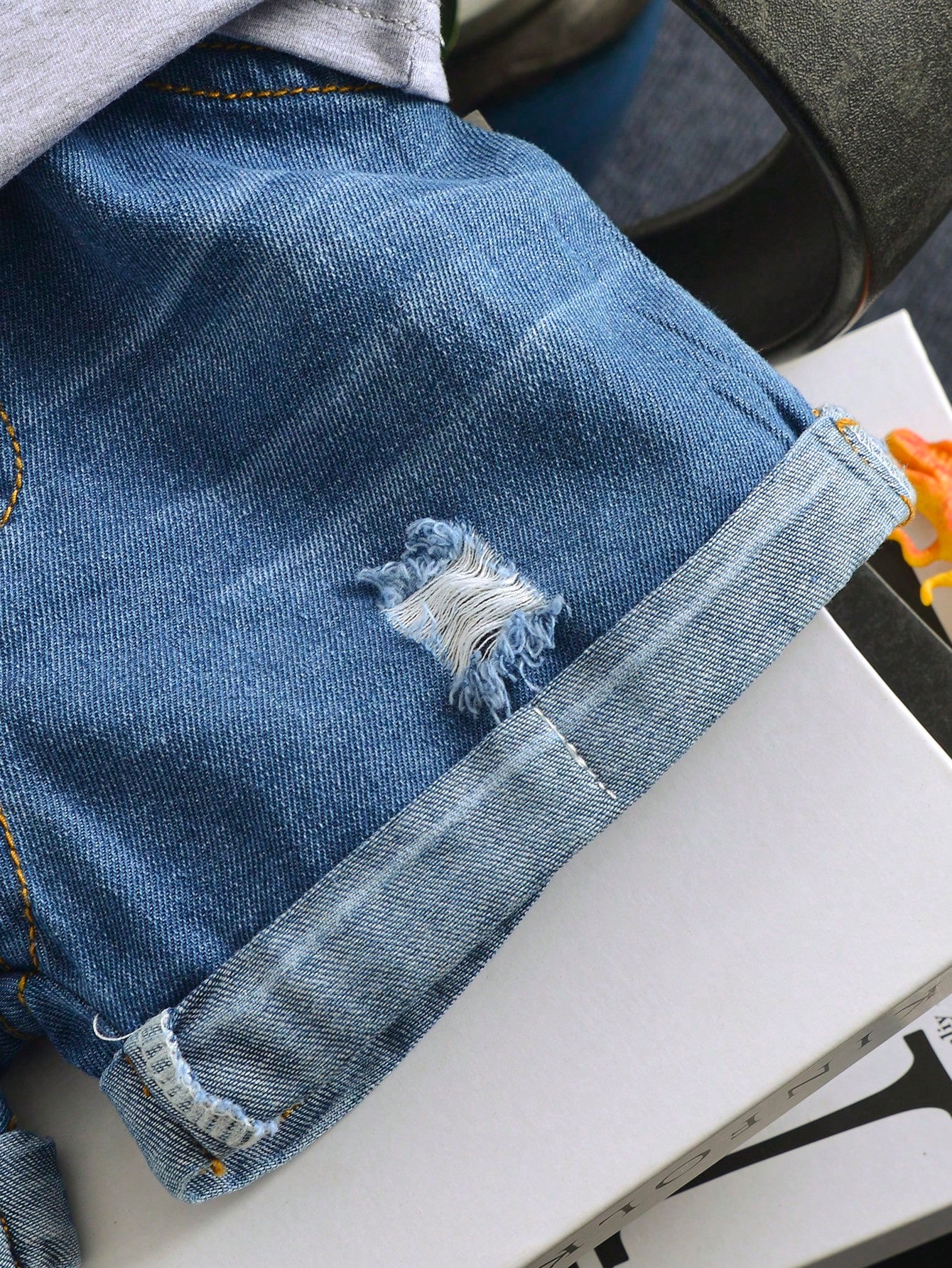 SHEIN Toddler Boys Crew Neck T-Shirt And Denim Set, Adorable Style With Embroidery Decor