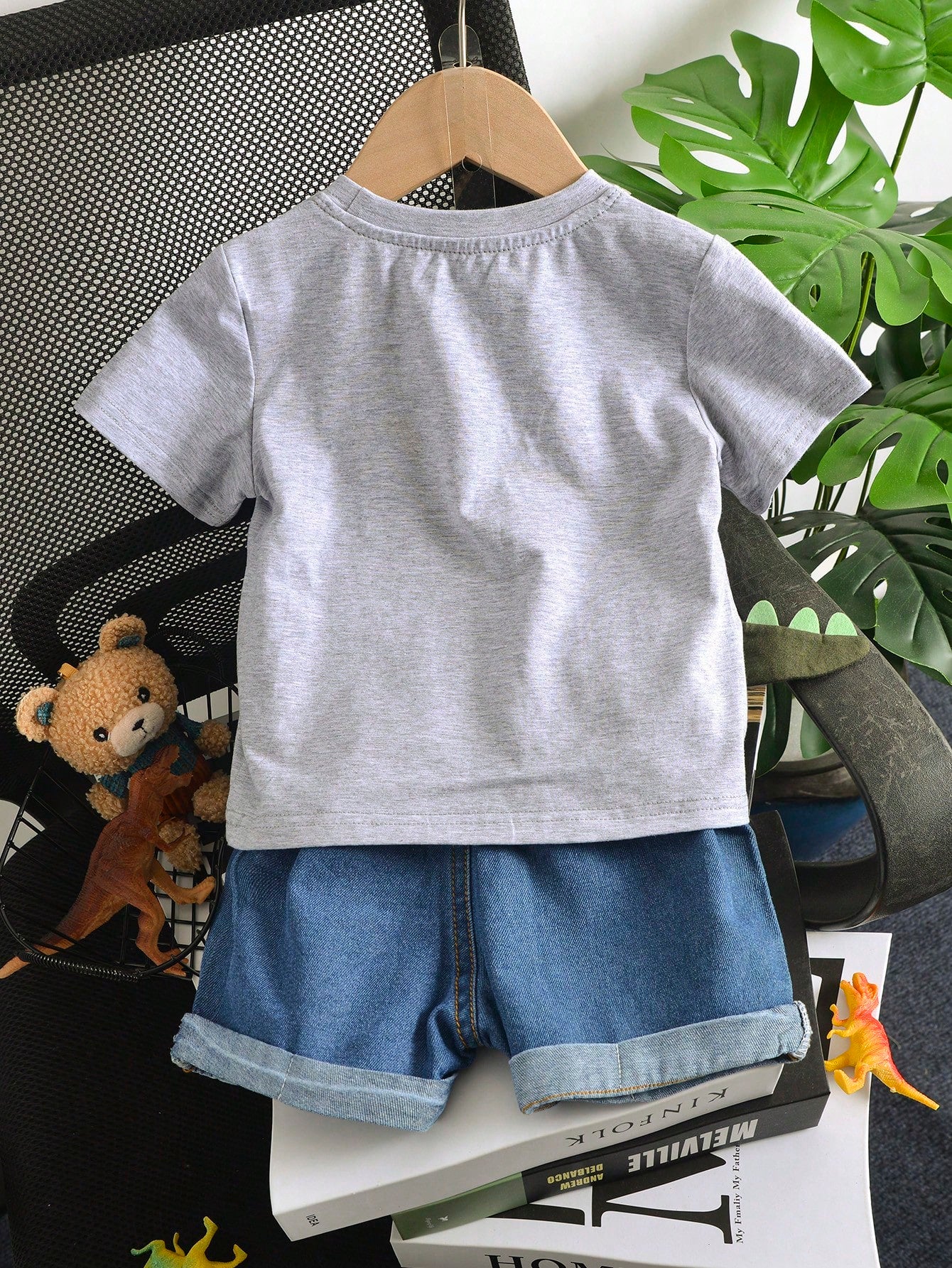 SHEIN Toddler Boys Crew Neck T-Shirt And Denim Set, Adorable Style With Embroidery Decor